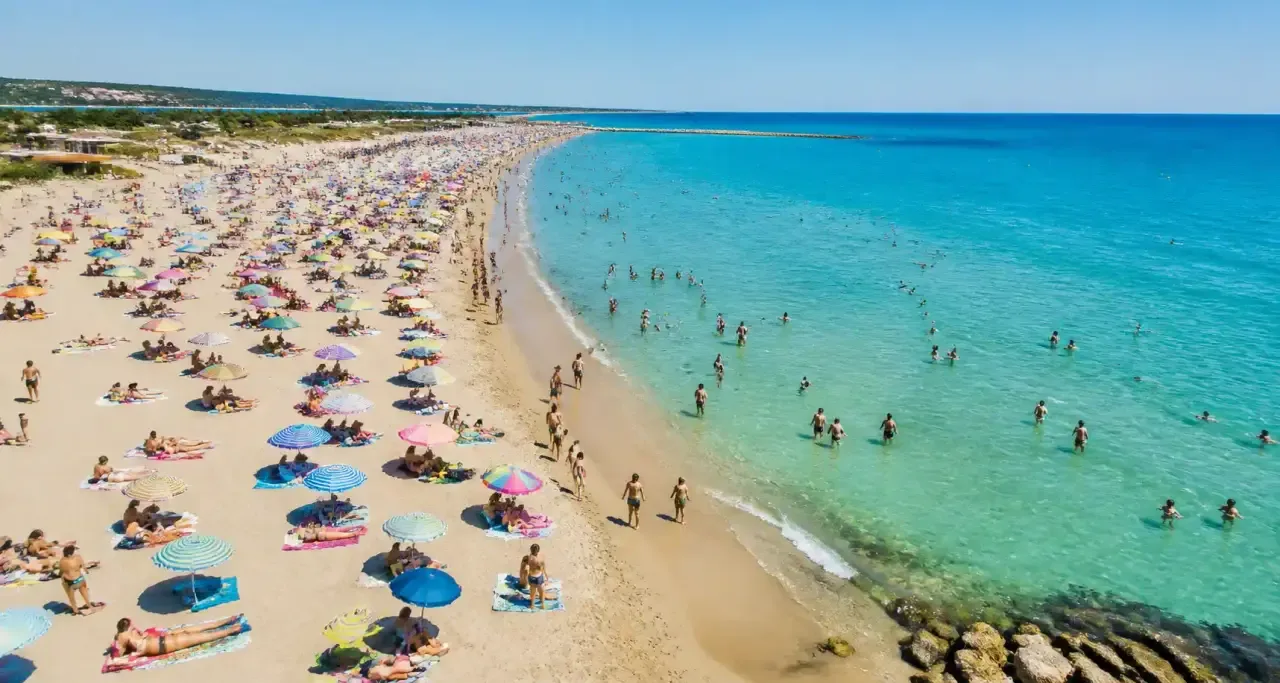 Plage méditerranéenne près de Montpellier, sable et mer turquoise